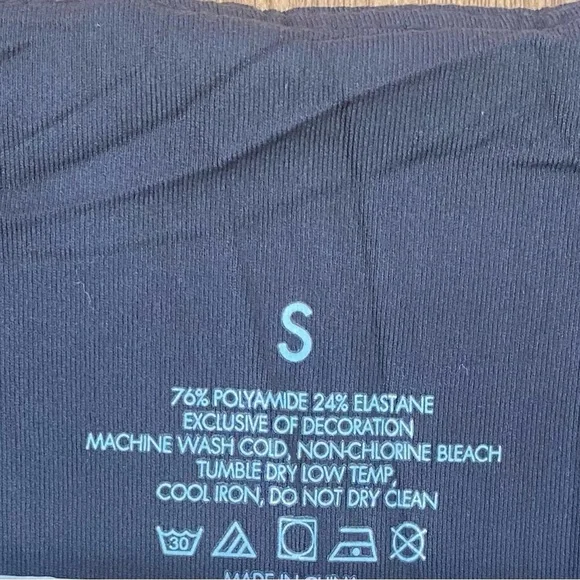 Elegant Black Sleeveless Top - Picture 3 of 3